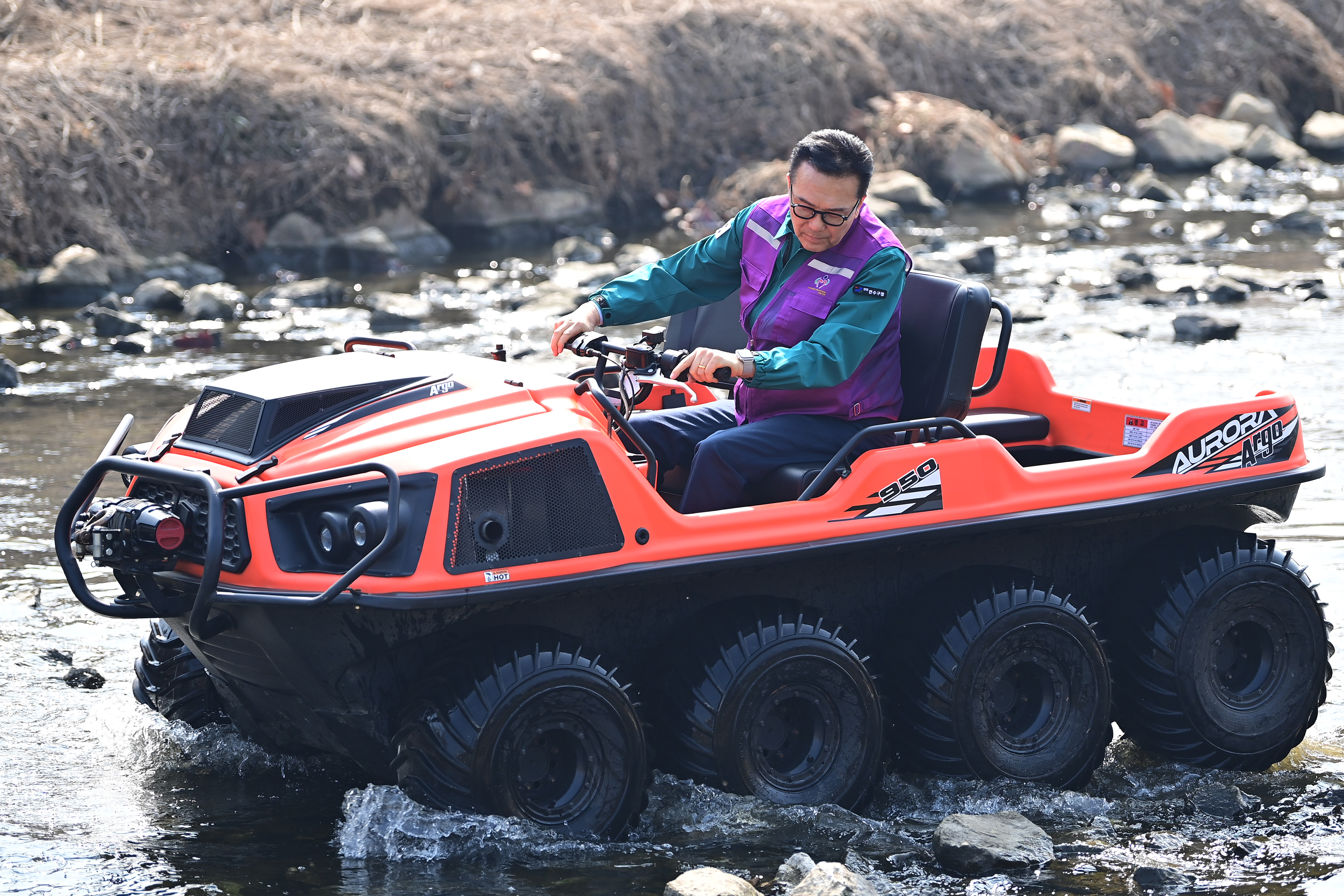연수구가 11일 도심 속 생태 하천인 승기천 일대에서 봄맞이 환경정화 활동을 진행했다